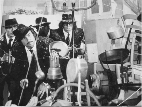 En 1970 machine infernale fabriqué en une nuit sur le film 'la brigade en folie' de Philippe Clair.