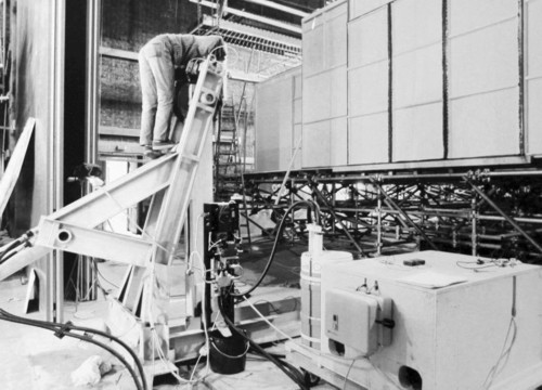 Assistance hydraulique pour une plateforme supportant un décors, simulation de vagues